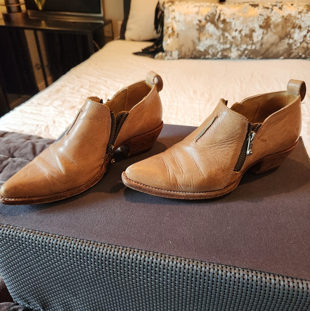 Frye beige leather Sacha Moto Shootie